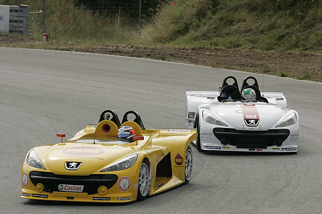 Johan Jokinen (forrest) og Søren Mosebo fik en sejr hver i Peugeot Spider Cup. Men måtte begge også opleve at blive påkørt på Ring Djursland.